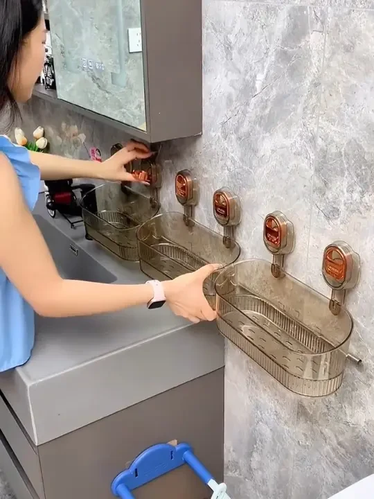 在卫生间装一个 吸盘置物架 瓶瓶罐罐都可以放上面整整齐齐，洗漱台厨房也可以用