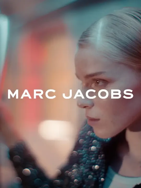 模特Colin Jones携THE SNAPSHOT相机包城市出逃，气场锁定迸发酷飒能量。#MARCJACOBS