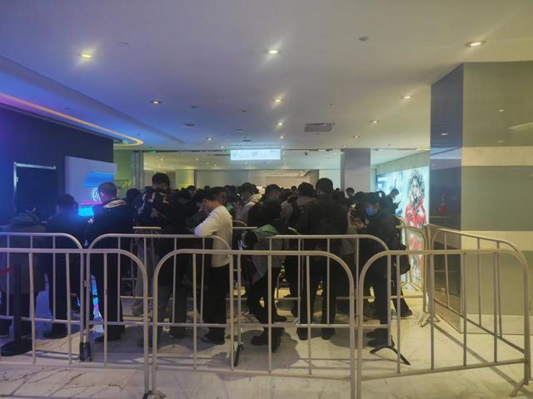 排队抢购华为Mate70系列:发布首日百万预订引爆市场