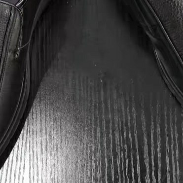 皮鞋给人不一样的体验，穿着它大方得体。