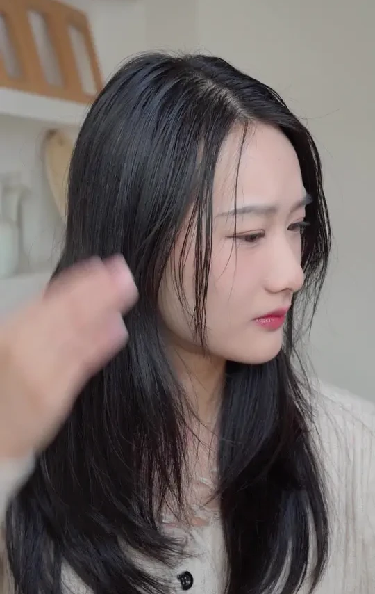 头皮油，发丝干？4C一步到位都解决！买洗护送修护，快来直播间选购吧！