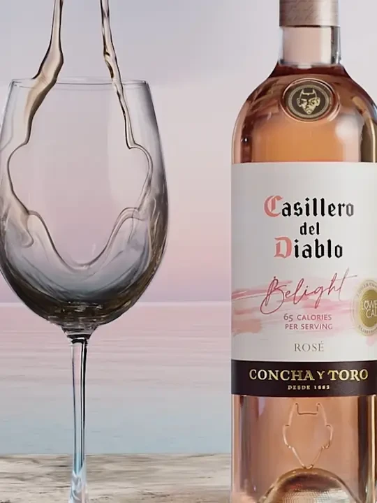 秋日午后来杯干露红魔鬼倍盈桃红葡萄酒，一起享受氛围感小微醺，美妙的莓果香气从鼻尖到味蕾细腻舒展，为秋日里的随性小酌再添一份轻盈感~#魔力释放妙不可挡