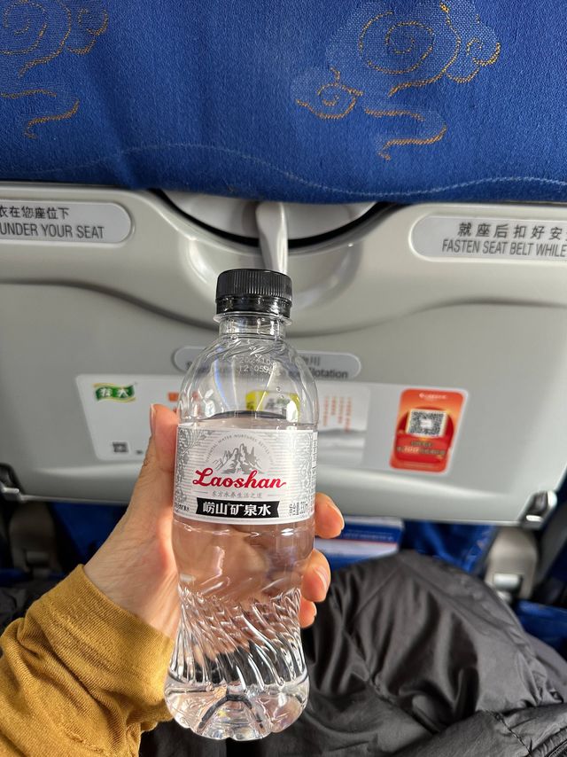 坐山东航空，喝崂山矿泉水