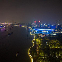 夜景与复杂环境下的飞行安全保障：DJI Air 3S深度解析