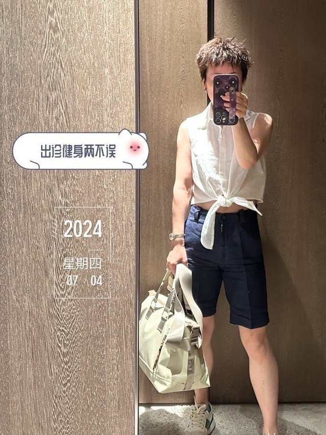 #姥姥ootd##协和张羽:健身##微博跨域计划# 上午出诊，下午健身。接下来的四天要带弟弟去洛阳击剑比赛，没法进健身房，要把撸铁功课提前完成。医生穿什么上班都没关系，到了诊室就换白大衣，里边穿刷手服