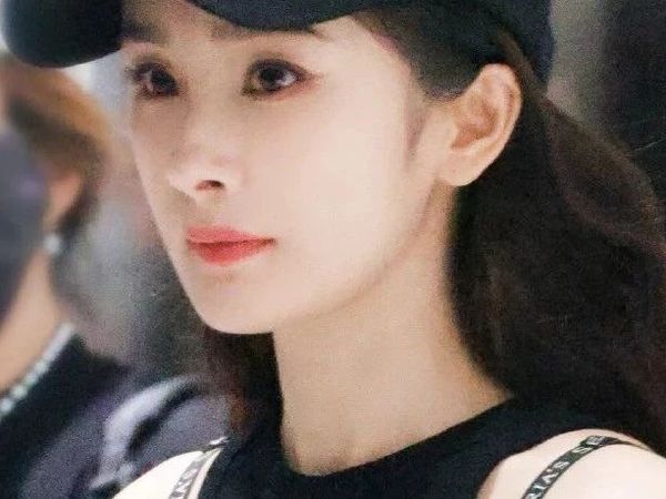 38岁杨幂现身广州，紧身背心配高腰牛仔裤，水灵丰满，女王气场十足！