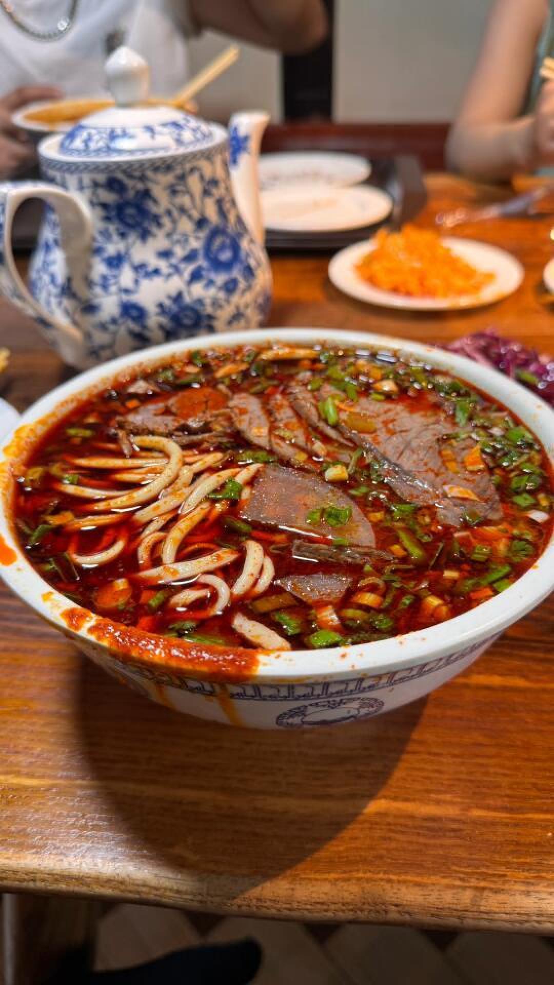 舌尖上的兰州:从经典牛肉面到风味夜市小吃全攻略