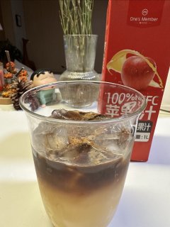 拥有了9.9元1L的一号店100%NFC苹果汁，等于拥有了N杯苹果美式