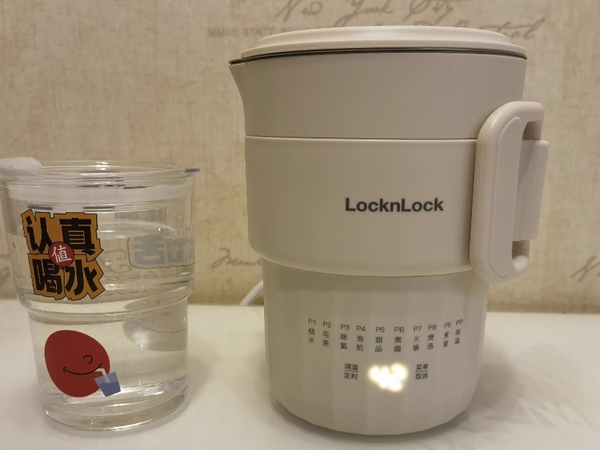 乐扣便携式加热水杯，出差喝水更放心。