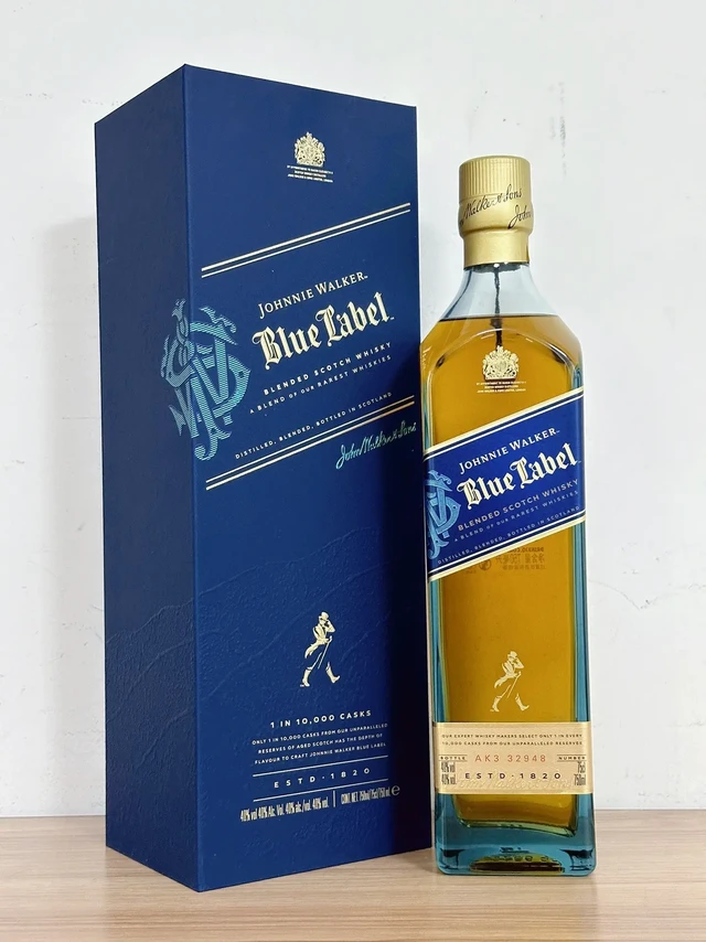 尊尼获加蓝牌蓝方。尊尼获加蓝牌蓝方品牌  Johnnie walker/尊尼获加品名  蓝牌调配苏格兰威士忌产地  英国净含量  750mL包装种类  瓶装适用场景  商务宴请区度数  40%Vol.