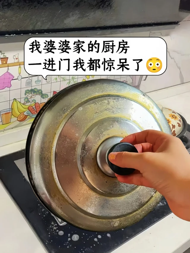 当我看到婆婆那油腻腻、黏糊糊的厨房时，都懵了，但是大公鸡油污净一上场，它的清洁能力简直无敌！不管是灶台上厚厚的油渍，还是抽油烟机上那顽固的油污，只要喷一喷，等上一小会儿，油污就像被施了魔法一样开始分解