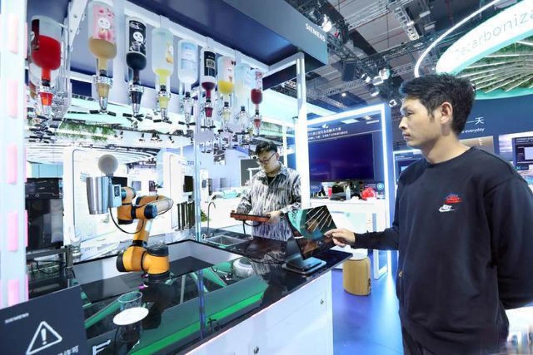 AI调酒高手亮相链博会:西门子智能机器人引领个性化饮品风潮