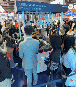 AI调酒高手亮相链博会:西门子智能机器人引领个性化饮品风潮