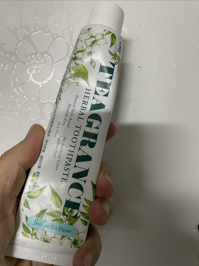 两面针茉莉茶清牙膏，刷的真干净！
