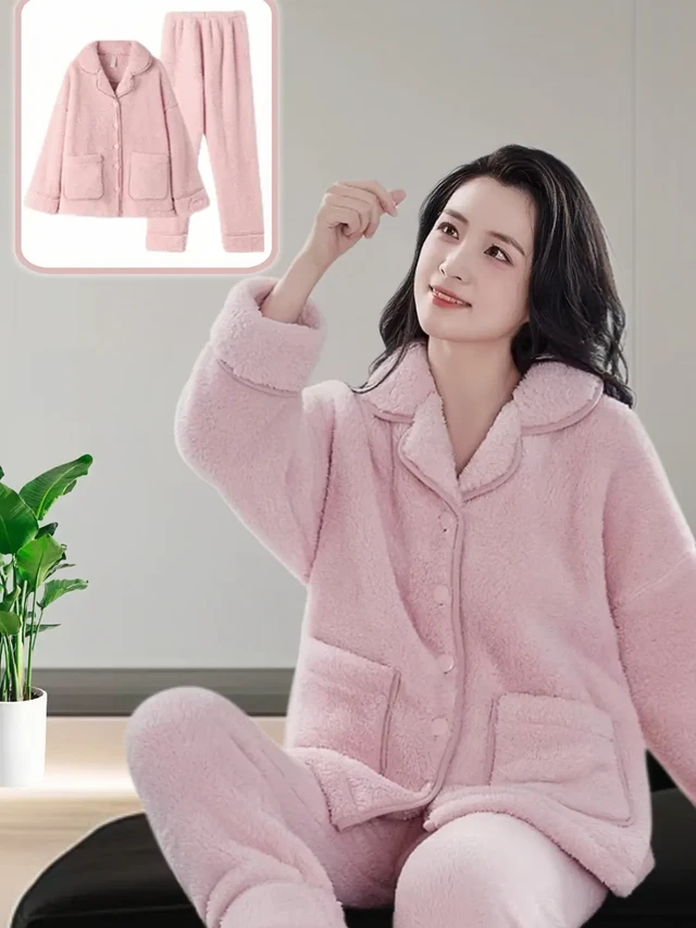 芬腾高级感加厚珊瑚绒保暖法兰绒家居服套装。芬腾睡衣，温暖与时尚的冬日邂逅
在凛冽的寒冬,一套贴心的睡衣是对自己最温柔的呵护。芬腾2024 新款女式睡衣，专为冬日打造，加厚加绒的珊瑚绒与法兰绒材质，轻轻