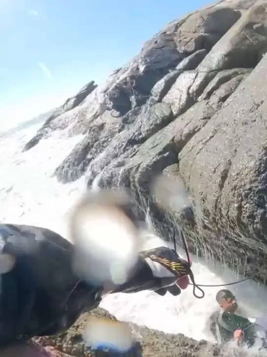 玩海钓的兄弟们安全第一哦，登礁鞋，救生衣，必不可少！#浮游矶钓 #海岛钓鱼