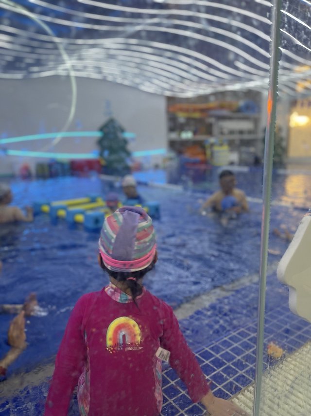 冬天要让孩子乖乖洗澡还得是来游泳啊🏊‍♀️