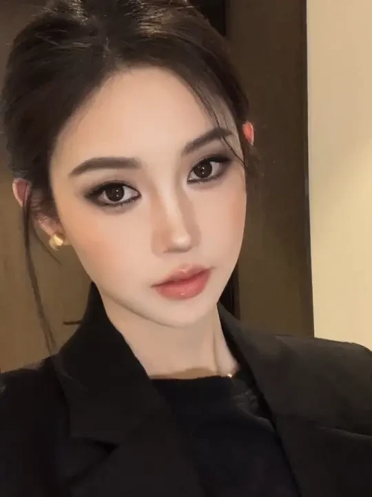 朱珠古早烟熏妆！大女人内味儿有了！#美妆模范生 #潮妆研究所 #2024流行妆容大赏 #抖音精选年终好活 #高智姐感妆