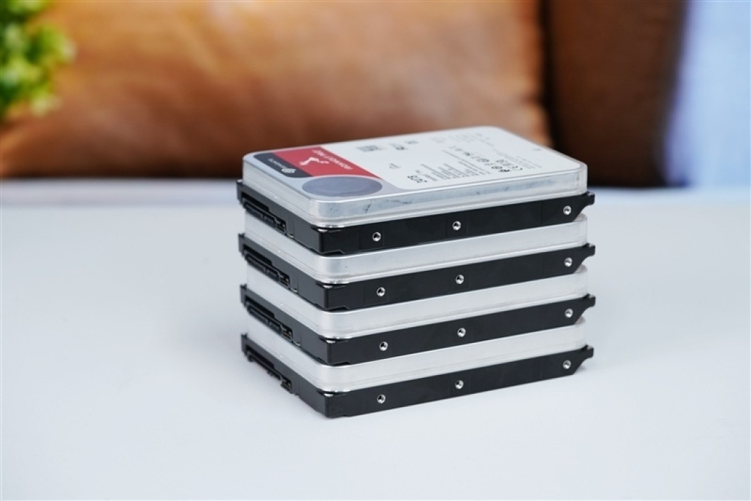 4 块组近百 TB NAS！希捷酷狼 Pro 24TB 硬盘评测：读写均超 1000MB/s