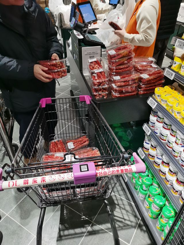 在胖东来亲眼见证代购的疯狂，一个人拉一串购物车抢购商品