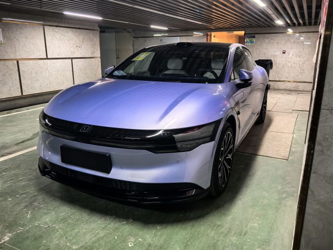 极氪中型车