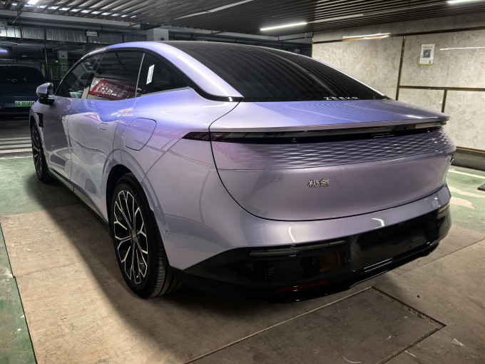 极氪中型车