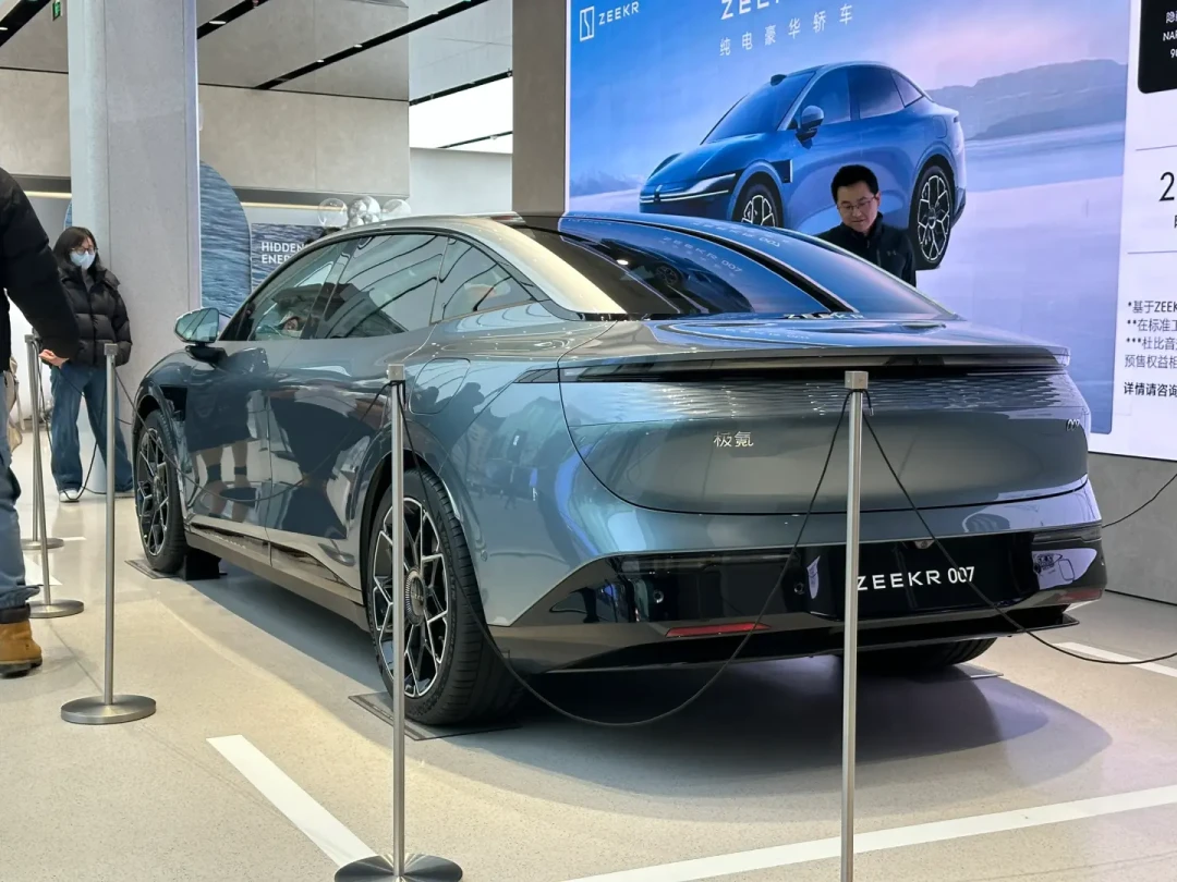 特斯拉Model S与极氪007全方位对比：舒适性、动态表现与自动驾驶体验全面解析