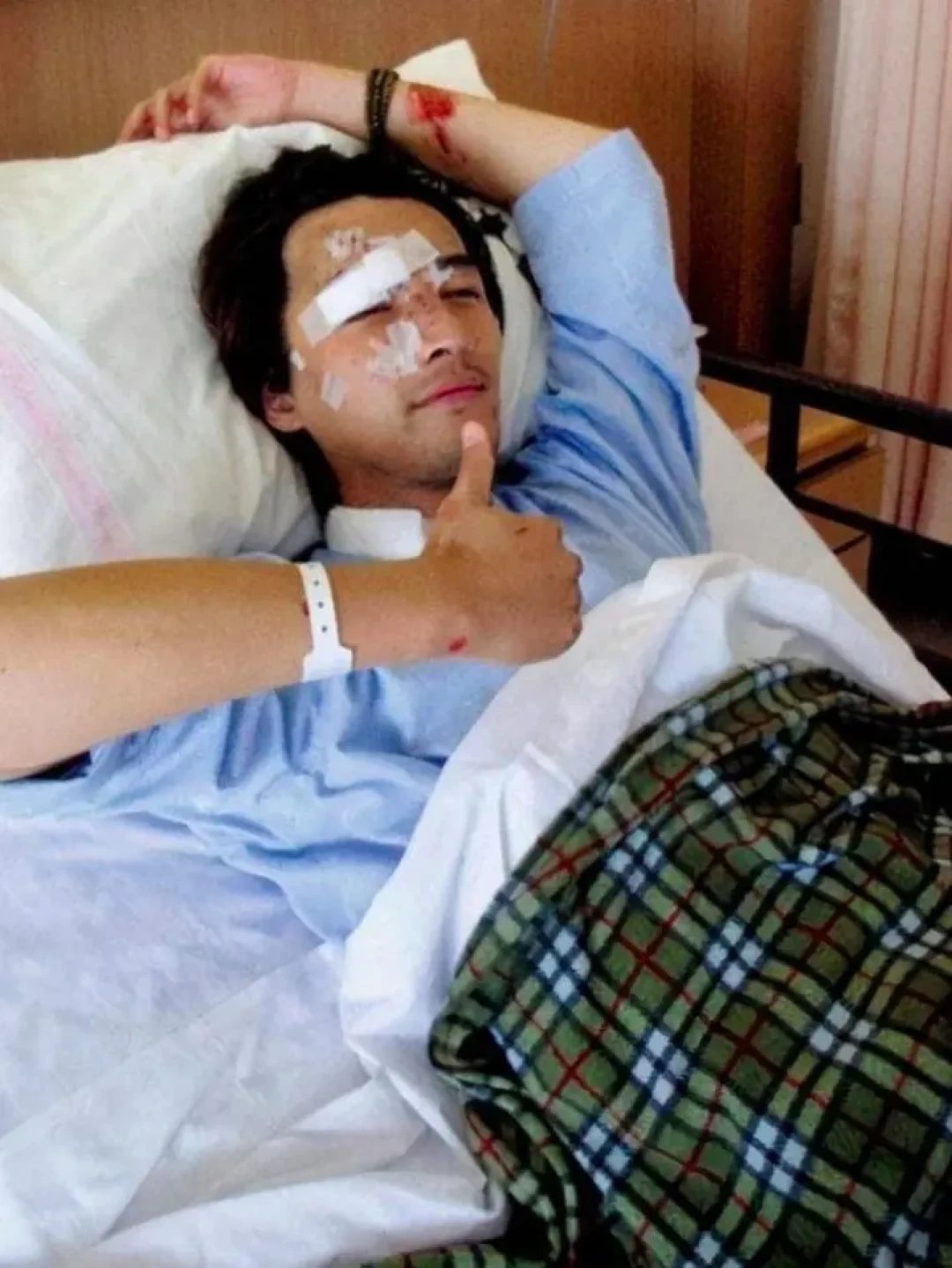 胡歌:车祸后的重生与公益之路,书写人生新篇章
