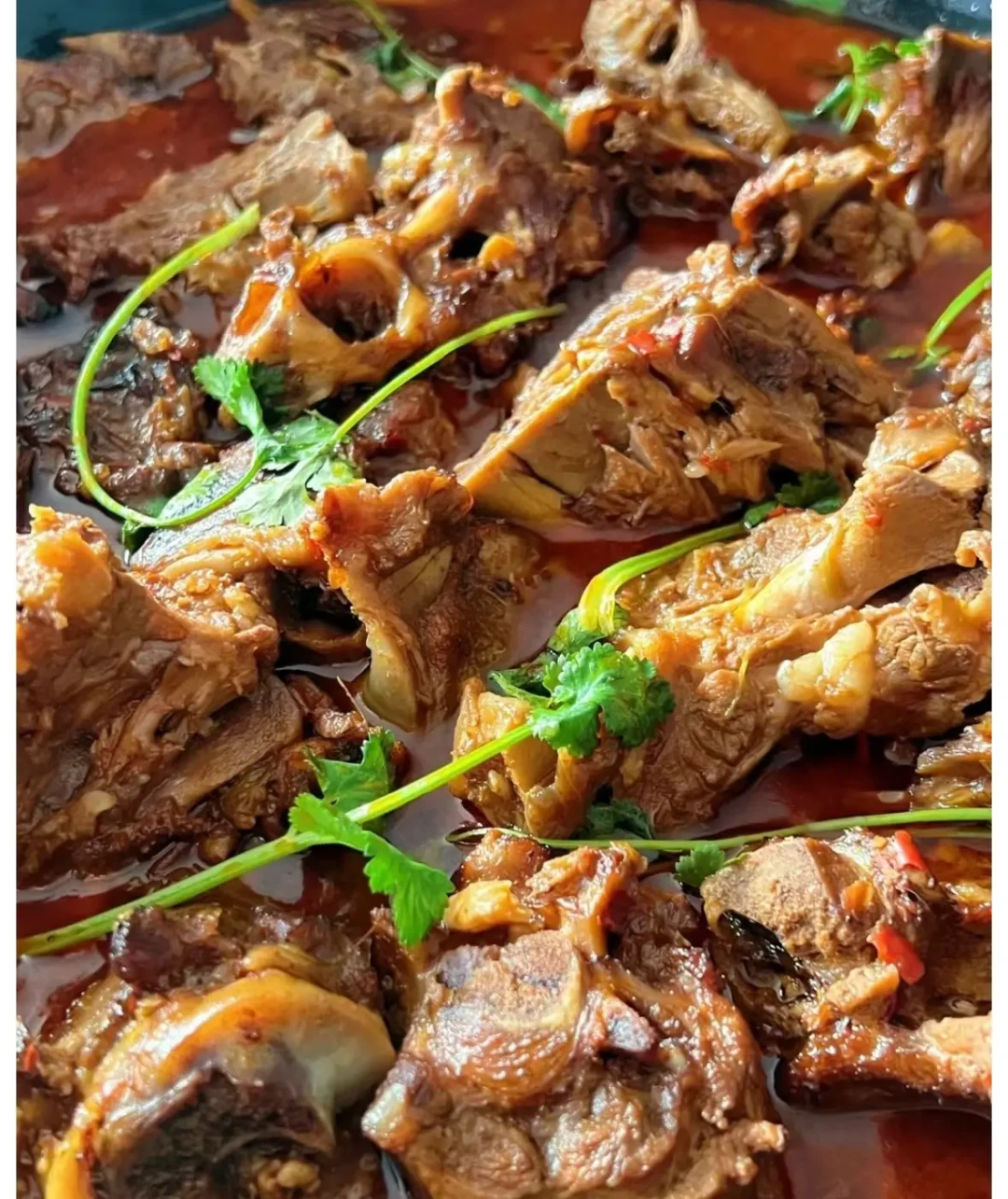 冬日暖心必备：羊蝎子火锅的美味与温情