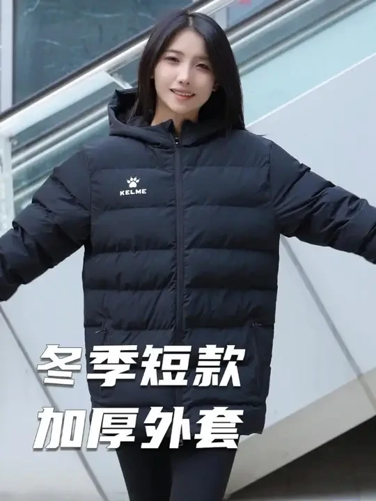 保暖性能卓越，男女同款，展现冬季独特风采。#运动穿搭 #卡尔美 #秋冬穿搭 #又到穿卡尔美的季节 #冬季必备