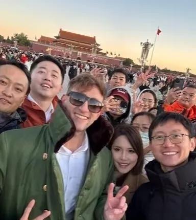 埃文凯尔现身杭州，网红听泉鉴宝陪同游西湖，所穿衣服引网友怒赞