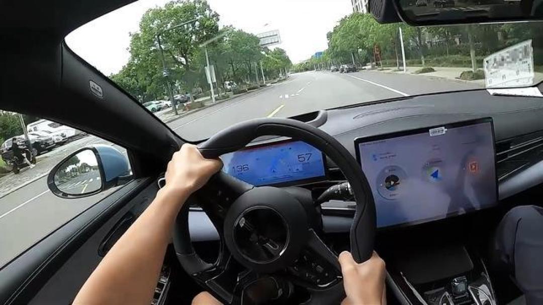 「真车实测」比亚迪海豹 vs 特斯拉Model 3:从豪华感到操控性的全面对比