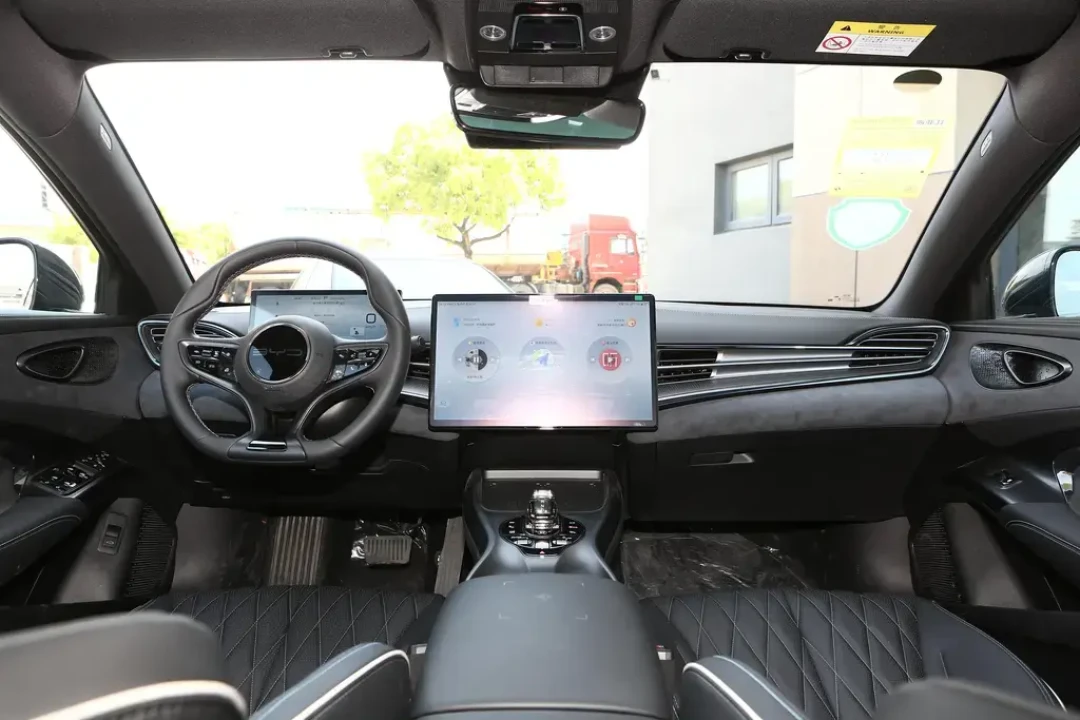 「真车实测」比亚迪海豹 vs 特斯拉Model 3:从豪华感到操控性的全面对比
