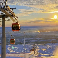 高科技无人机助力新疆阿勒泰除雪护航，冬日美景成旅游胜地