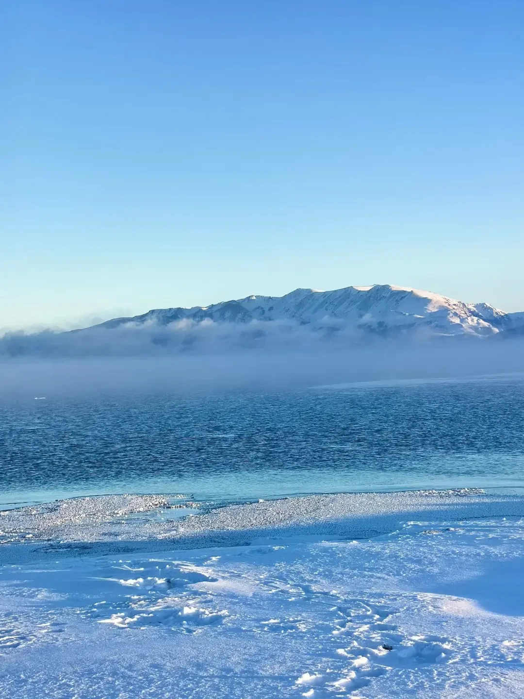 冬日赛里木湖：童话般的冰雪奇观与视觉盛宴