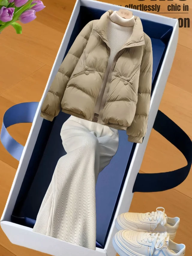 雅鹿 2024 女款羽绒服，专为小个子冬日时尚而生。短款设计巧妙修饰身形比例，让你瞬间告别臃肿拖沓，展现利落与灵动。