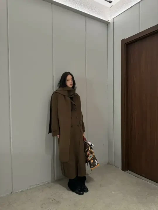 @歐陽娜娜Nana 身穿
#SANDRO2024秋冬系列 
双排扣毛呢大衣以衣着建构冬季灵感姿态
复古毛呢质感，一体围巾设计开启摩登序曲，
相衬自我姿态赋予都市穿行新主张
#秋去冬来演绎经典冬季穿搭 