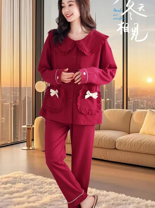 浪莎鸿运睡衣，开启春秋居家绮梦。一抹正红，于春秋之交晕染居家时光。浪莎新款女士睡衣，细腻柔软面料，亲肤似春日微风、秋日暖阳轻抚。娃娃领乖巧减龄，藏着少女的甜梦；长袖开衫设计，随性而不失优雅，每一次开合