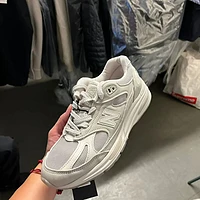 经典与时尚的融合：Stone Island x New Balance 574 Legacy 设计亮点解析