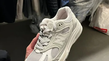 经典与时尚的融合：Stone Island x New Balance 574 Legacy 设计亮点解析