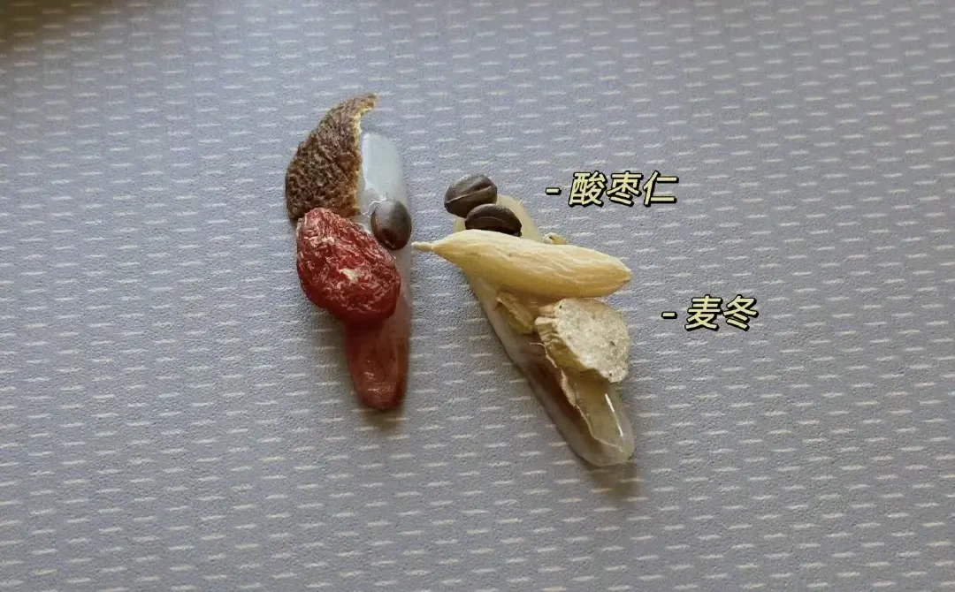曾黎在飞机上自制中药养生美甲，引爆时尚圈与社媒讨论热潮