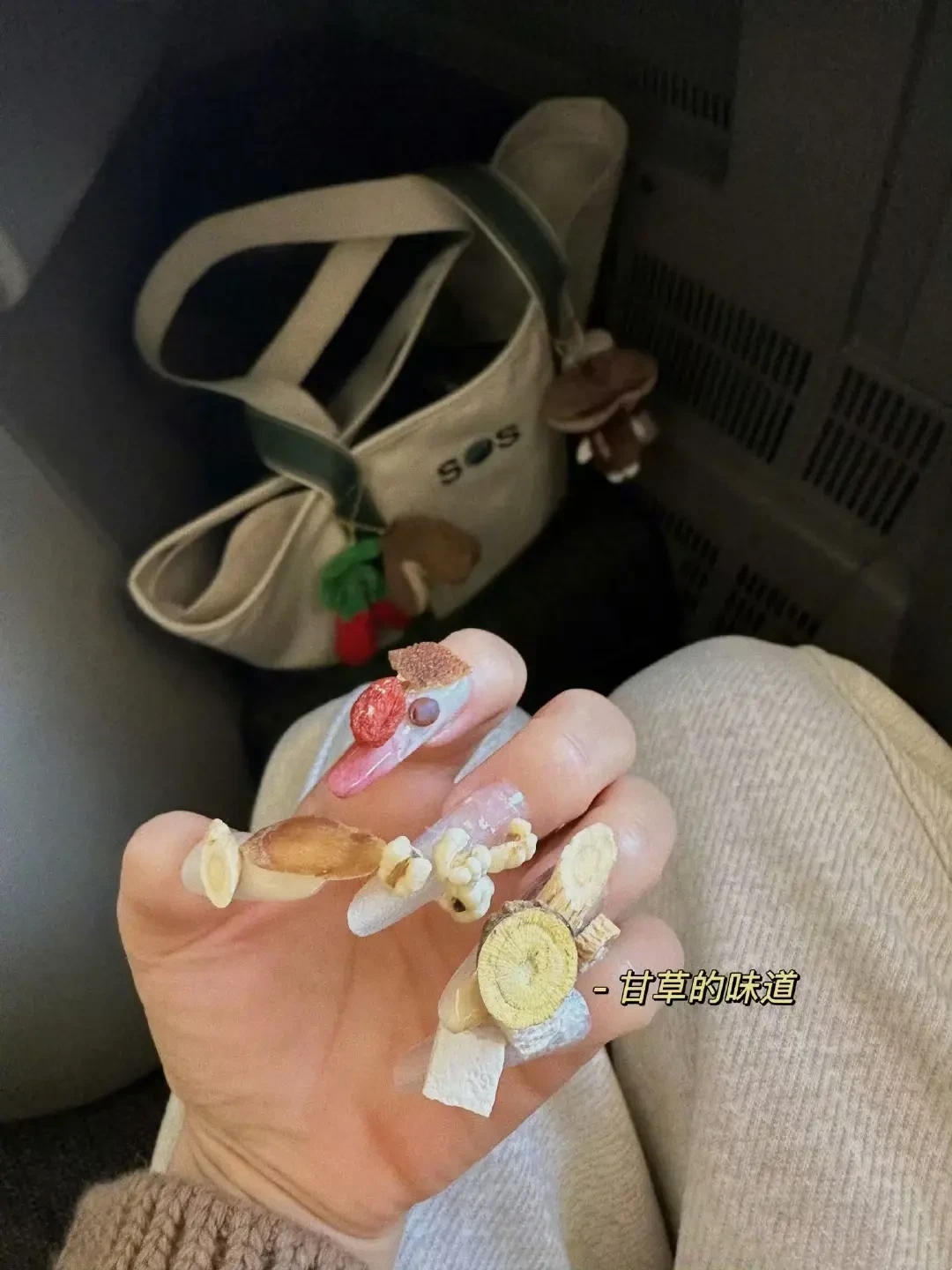 曾黎在飞机上自制中药养生美甲，引爆时尚圈与社媒讨论热潮