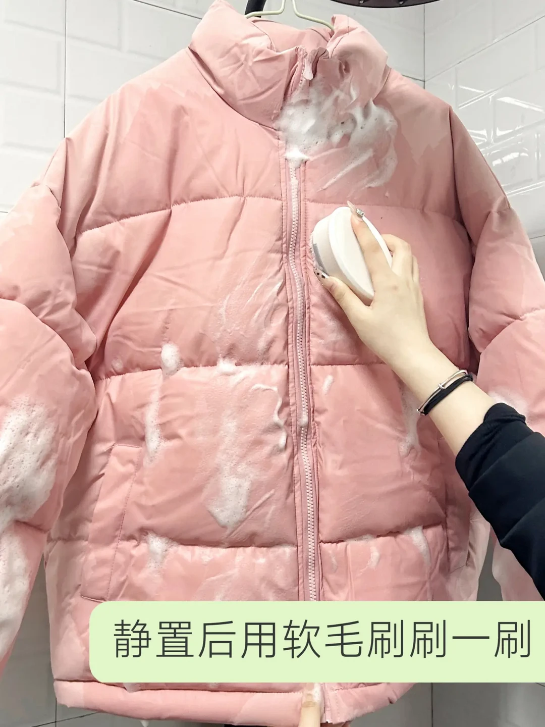 羽绒服清洗全攻略：简单步骤与实用小技巧