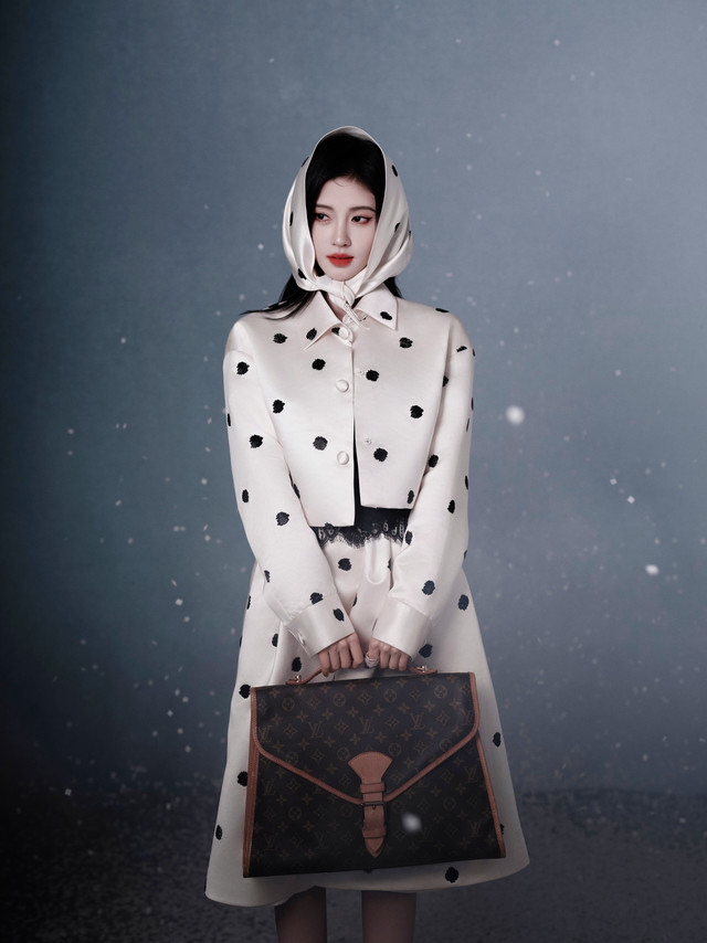#嘉人女性影响力之夜##鞠婧祎#小鞠今晚出席嘉人女性影响力之夜的造型图来自纽约华裔设计师品牌 Mark Gong 新一季 2025 春夏系列套装出镜 ，黑色串珠点缀波点视觉 ，佩戴 Damiani 珠