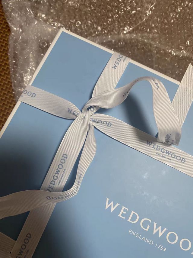 遇见 WEDGWOOD 幸运彩雀茶具，邂逅圣诞精致时光