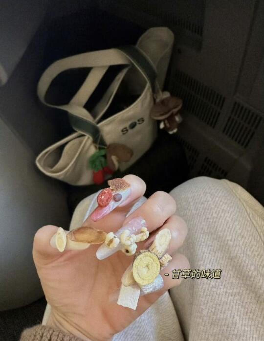 曾黎自制中药美甲：传统元素与现代时尚的完美融合