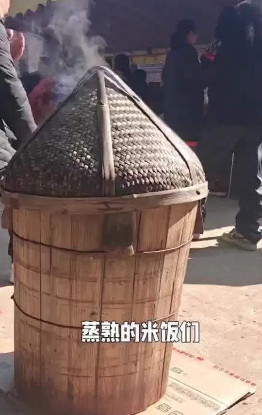 好菜配美酒，在我们身边，身影出现多的还属四特东方韵，每个人心底里都藏着，家有喜宴，弘韻高照的美好期盼。