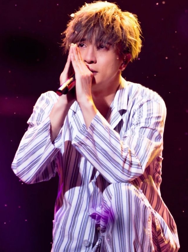 薛之谦#薛之谦##超话大赏##年度十大星动超话##pick你的星画手##超话创作官#  他叫薛之谦  名字是薛爸爸取的   o血型  星座巨蟹座  属猪  出生于1983.7.17  身高172cm 