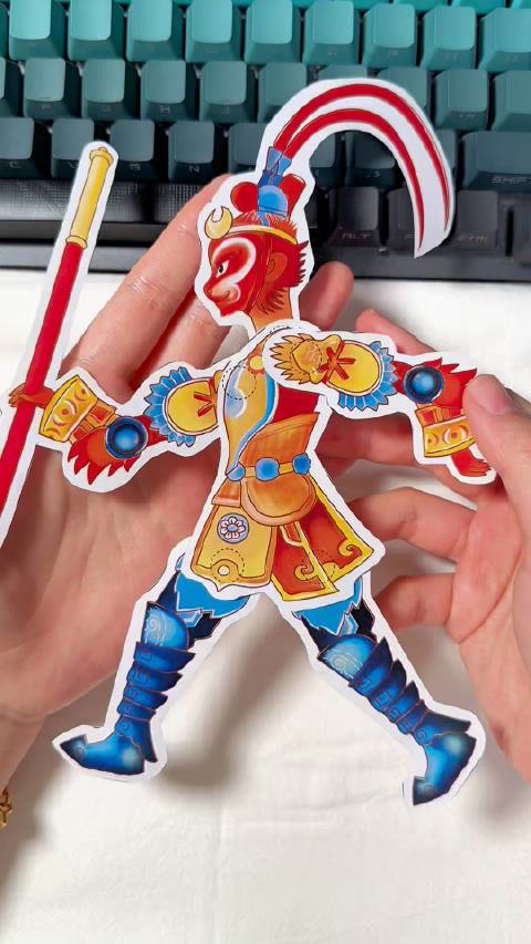 一起来做孙悟空皮影戏人偶！ ✍🏻需要用到的工具：✨皮影戏人偶图纸来自@Kinder健达官方微博  奇趣蛋里的“一起来做守艺人”活动向阳皮影社也有分享图纸哦！✨笔刀/剪刀/胶水胶水尽量用可以点涂的方式的