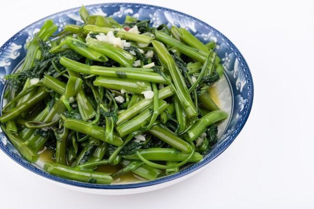 老人吃未焯水菠菜致肾衰竭：专家提醒焯水重要性